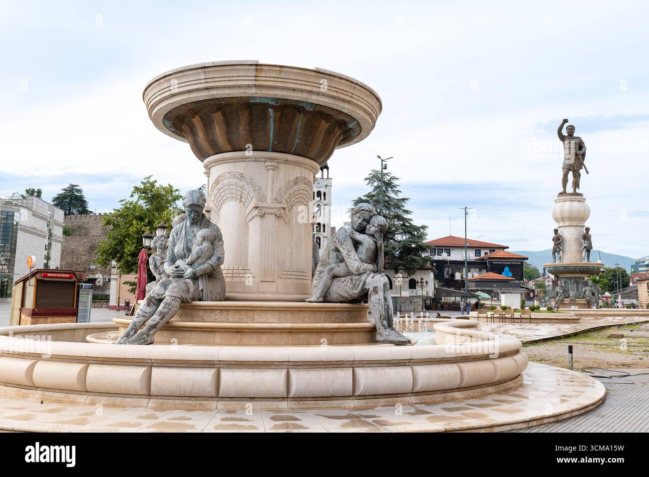 Skopje, Macedonia - giugno 2022: Fontana Olimpia - madre di Alessandro III di Macedonia, nella città vecchia di Skopje, Macedonia del Nord. Foto Stock