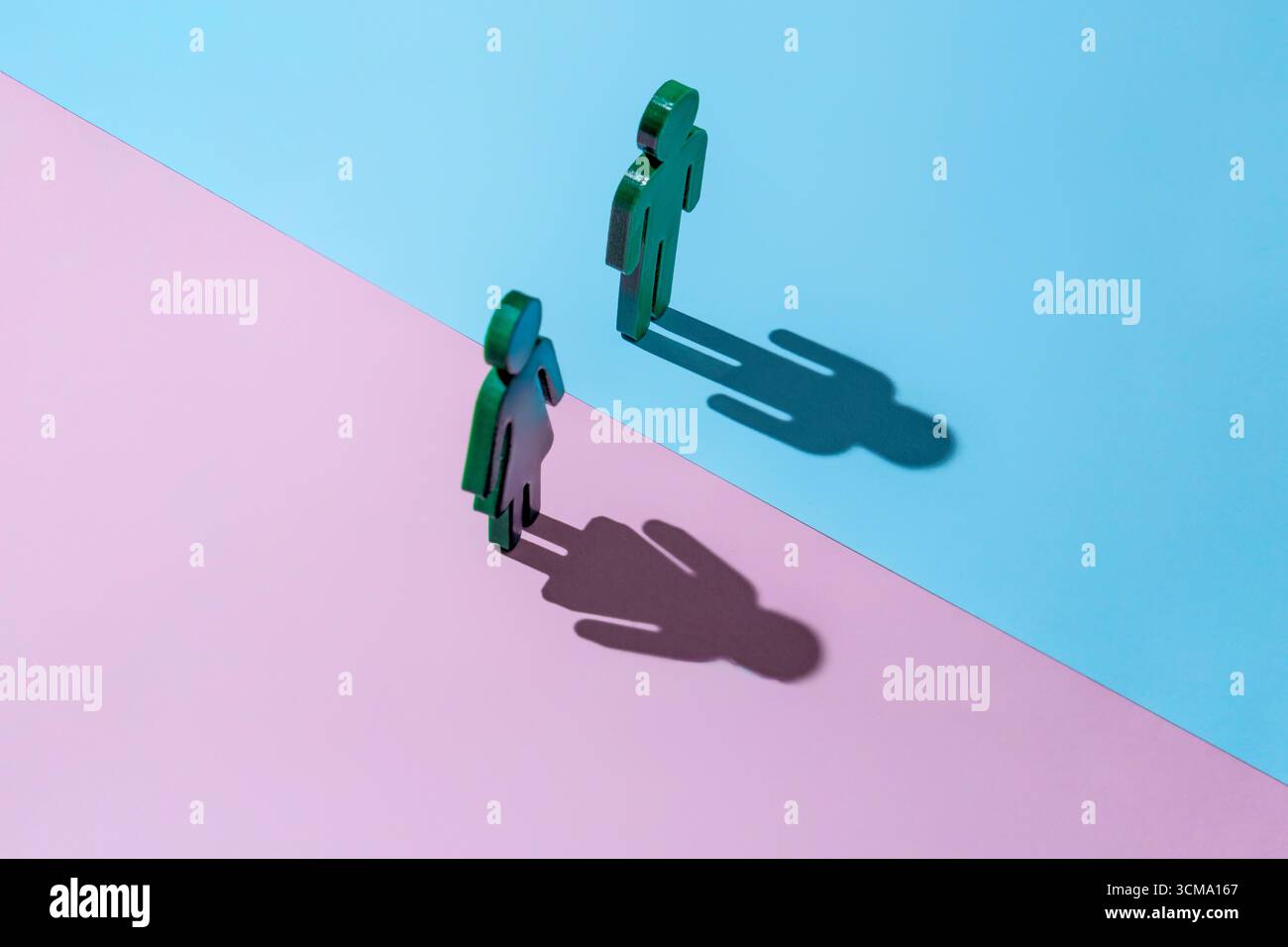 Un maschio e una femmina si trovano su una superficie divisa in due metà. Differenze di genere, divisione sociale, concetto di uguaglianza di genere. Foto Stock