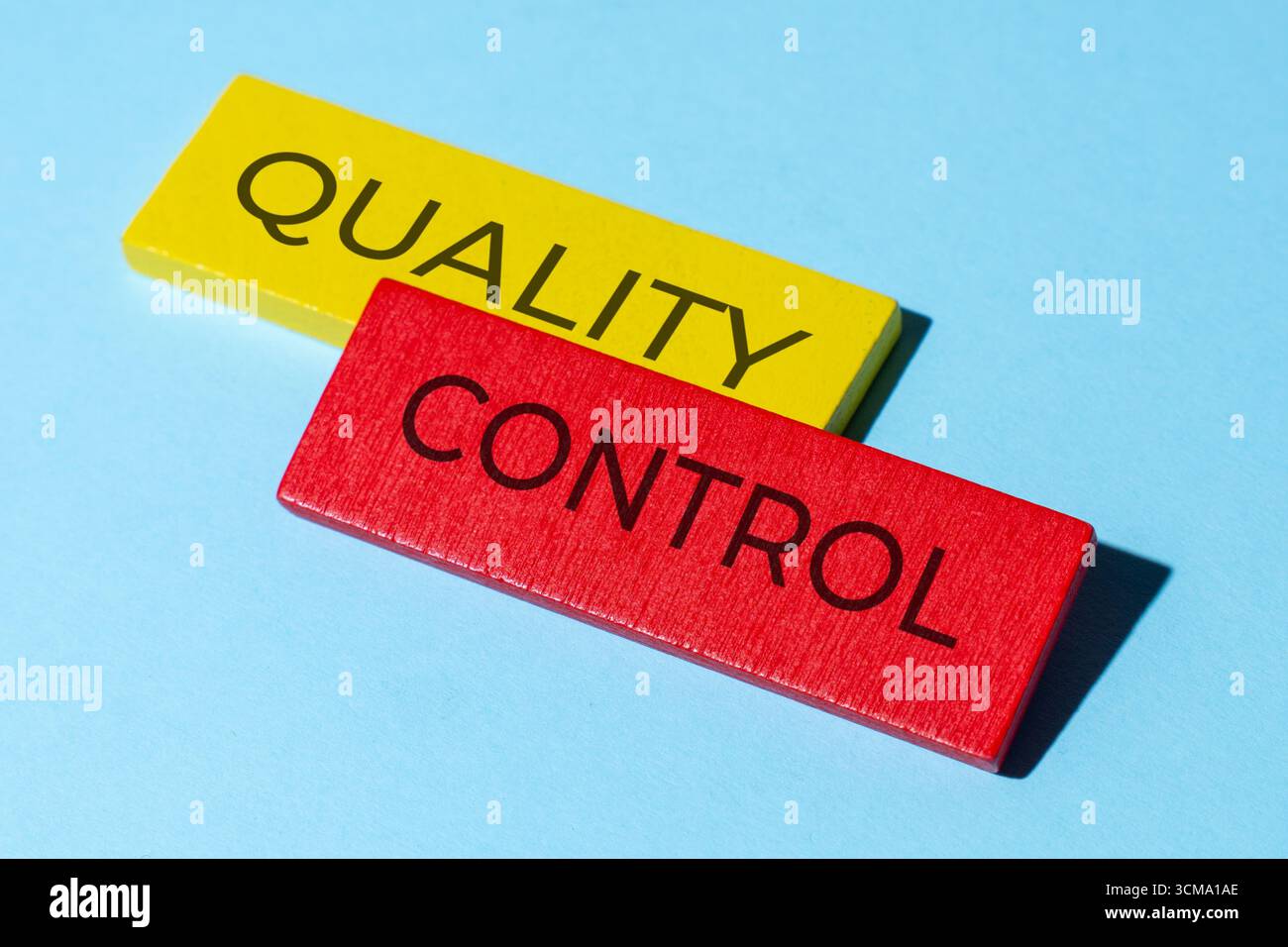 Due blocchi di legno con CONTROLLO QUALITÀ del testo, controllo incrociato, controllo qualità. Foto Stock