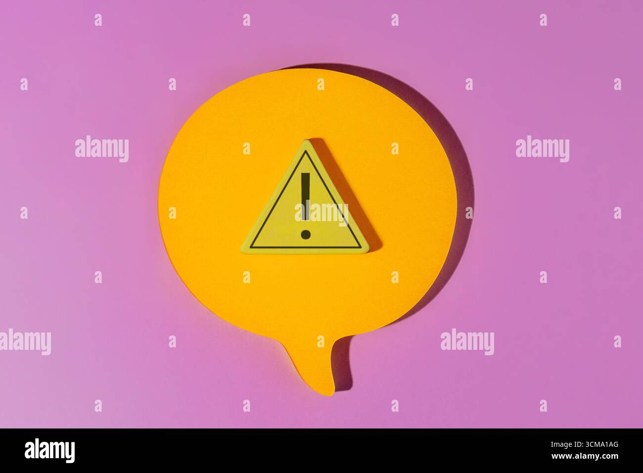 Una bolla di discorso e un segnale di avvertimento. Problema di comunicazione, concetto di incomprensione. Foto Stock