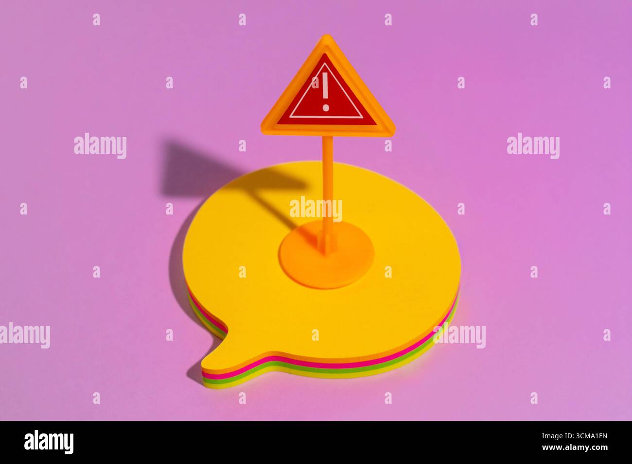 Una bolla di discorso e un segnale di avvertimento. Problema di comunicazione, concetto di incomprensione. Foto Stock