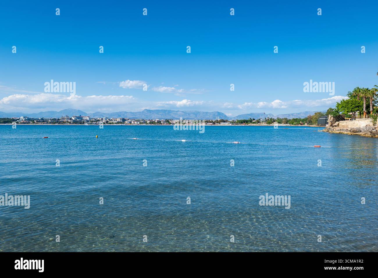Vista laterale sulla spiaggia. Side è una popolare località turistica vicino ad Antalya, Turchia, sul mare Mediterraneo. Foto Stock