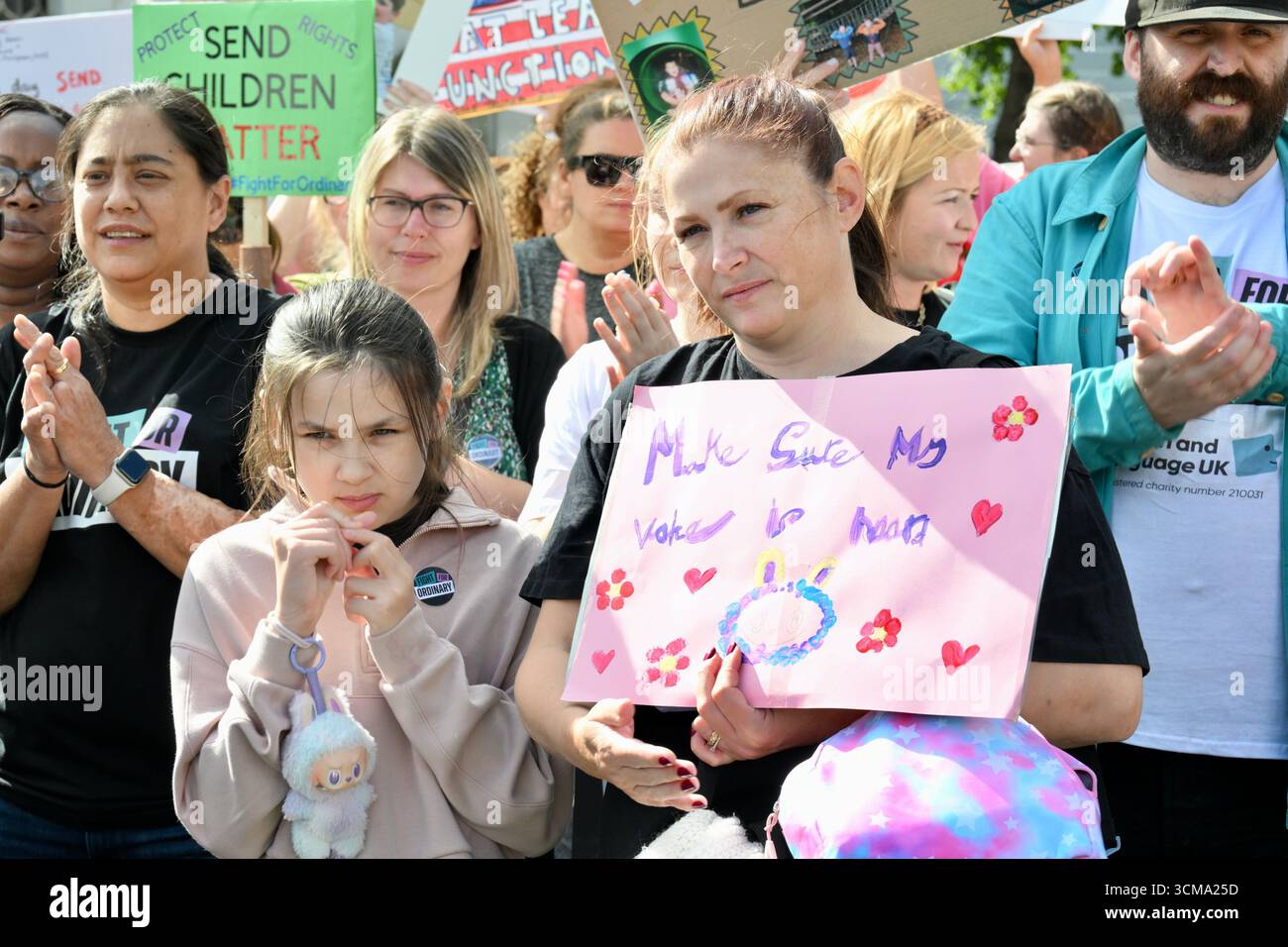 Londra, Regno Unito. MANDATE Rally in Parliament Square. INVIARE la giornata d'azione per le famiglie colpite, organizzata dal partenariato dei bambini disabili e i gruppi genitori INVIARE Sanctuary e LetusLearn2. Crediti: michael melia/Alamy Live News Foto Stock