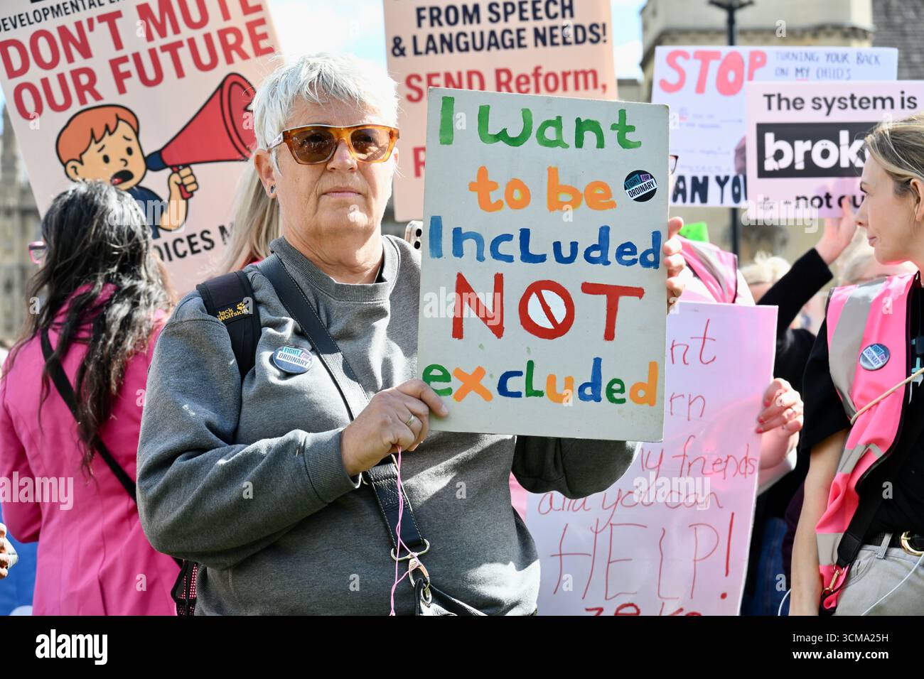 Londra, Regno Unito. MANDATE Rally in Parliament Square. INVIARE la giornata d'azione per le famiglie colpite, organizzata dal partenariato dei bambini disabili e i gruppi genitori INVIARE Sanctuary e LetusLearn2. Crediti: michael melia/Alamy Live News Foto Stock