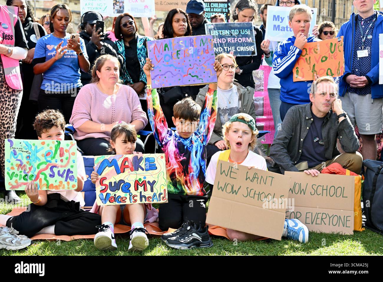 Londra, Regno Unito. MANDATE Rally in Parliament Square. INVIARE la giornata d'azione per le famiglie colpite, organizzata dal partenariato dei bambini disabili e i gruppi genitori INVIARE Sanctuary e LetusLearn2. Crediti: michael melia/Alamy Live News Foto Stock