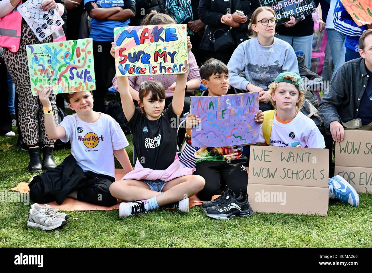 Londra, Regno Unito. MANDATE Rally in Parliament Square. INVIARE la giornata d'azione per le famiglie colpite, organizzata dal partenariato dei bambini disabili e i gruppi genitori INVIARE Sanctuary e LetusLearn2. Crediti: michael melia/Alamy Live News Foto Stock