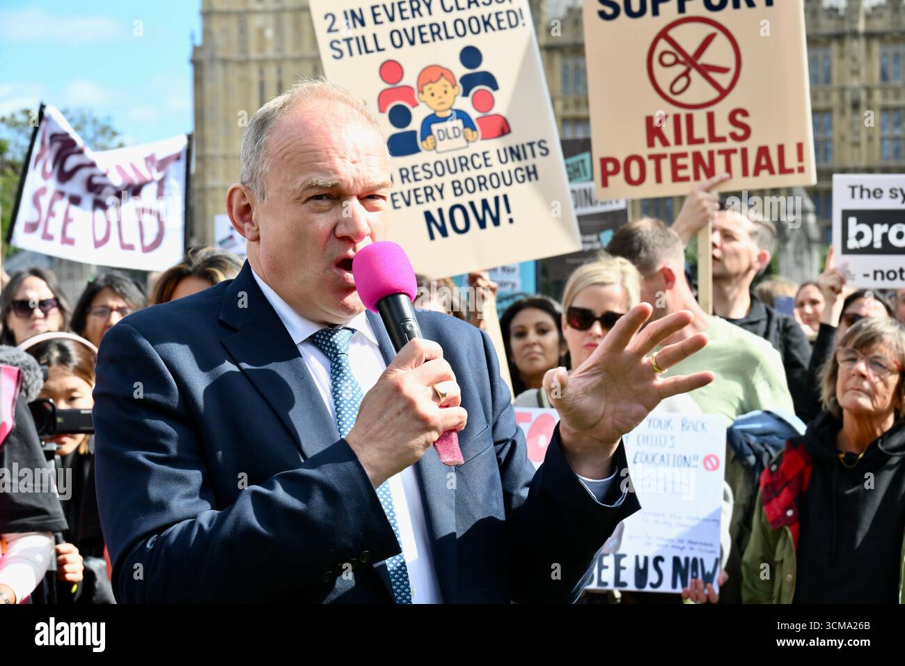 Londra, Regno Unito. Ed Davey deputato si è rivolto alla manifestazione. MANDATE Rally in Parliament Square. INVIARE la giornata d'azione per le famiglie colpite, organizzata dal partenariato dei bambini disabili e i gruppi genitori INVIARE Sanctuary e LetusLearn2. Crediti: michael melia/Alamy Live News Foto Stock