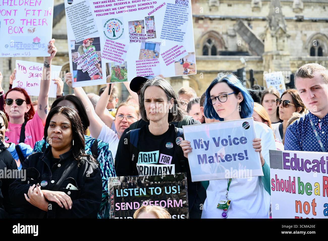 Londra, Regno Unito. MANDATE Rally in Parliament Square. INVIARE la giornata d'azione per le famiglie colpite, organizzata dal partenariato dei bambini disabili e i gruppi genitori INVIARE Sanctuary e LetusLearn2. Crediti: michael melia/Alamy Live News Foto Stock