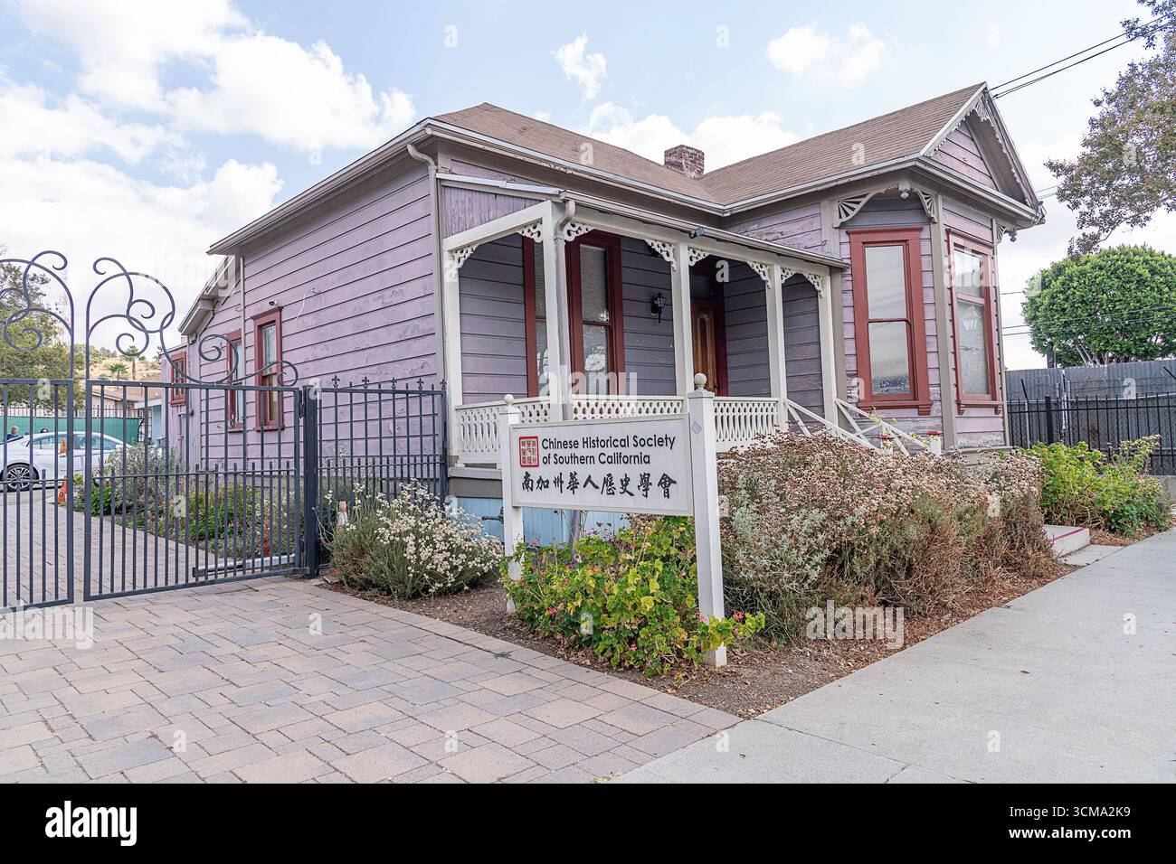 Los Angeles, CALIFORNIA, USA - 10 settembre 2025: Esterno della Chinese Historical Society a Chinatown, nel centro di Los Angeles, CALIFORNIA. Foto Stock