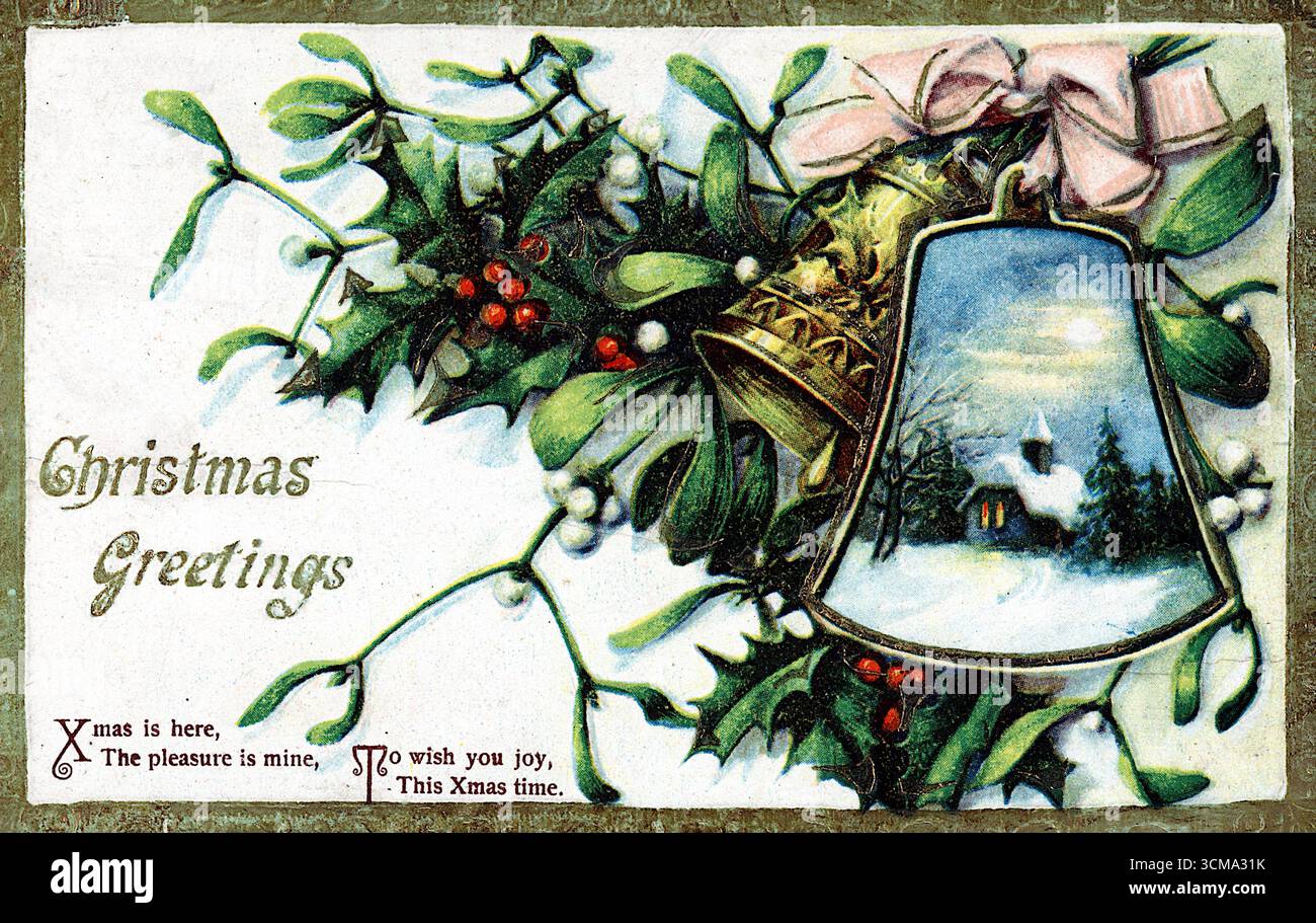 Campane dorate adornate da nastri rosa sono appese tra agrifoglio, mignolo e frutti di bosco rossi. Una campana presenta una scena invernale dipinta con una casa coperta di neve e alberi. Su sfondo bianco, la composizione è festosa e ornata. Il verso recita: “Il Natale è qui… Augurarvi gioia”, offrendo allegro calore stagionale e tradizione. Da un biglietto di auguri edoardiano originale. Foto Stock