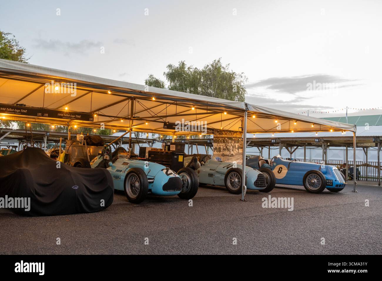 Settembre 2025 - nel paddock al primo semaforo del Goodwood Revival Foto Stock