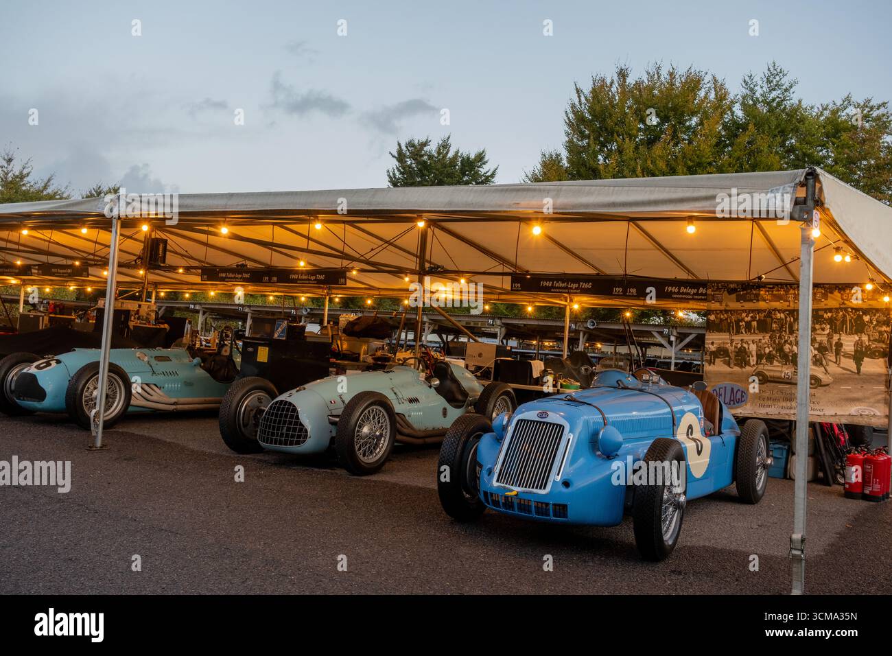 Settembre 2025 - nel paddock al primo semaforo del Goodwood Revival Foto Stock