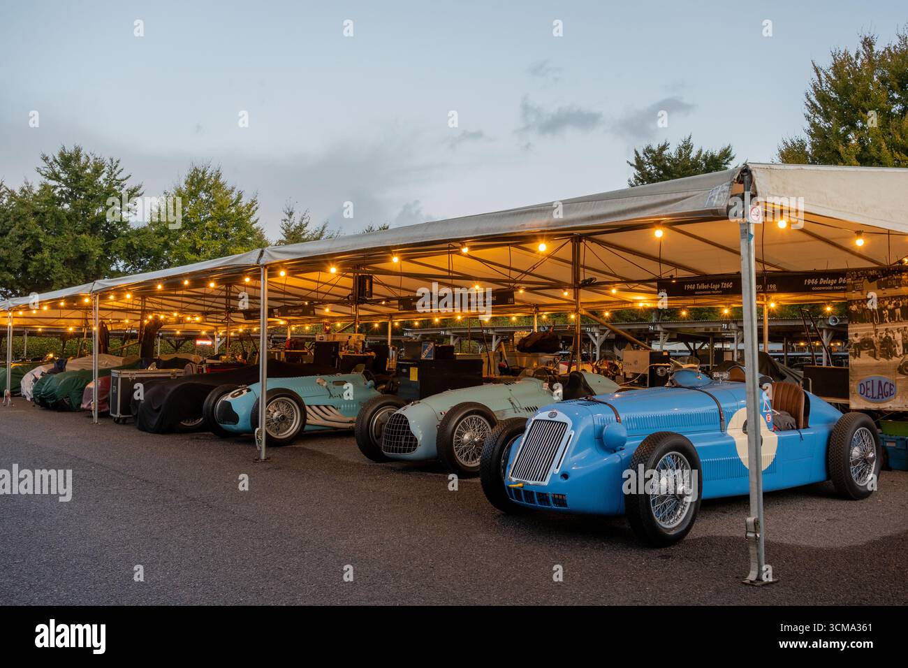 Settembre 2025 - nel paddock al primo semaforo del Goodwood Revival Foto Stock