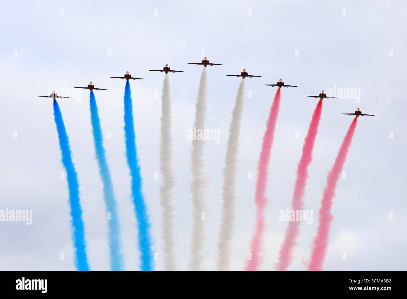 BAE Hawk T1 della Royal Air Force Aerobatic Team, le frecce rosse. Airshow flypast, 2025 Foto Stock