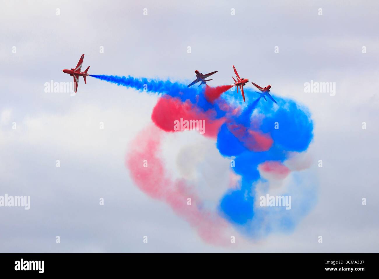 BAE Hawk T1 della Royal Air Force Aerobatic Team, le frecce rosse. Airshow flypast, 2025 Foto Stock