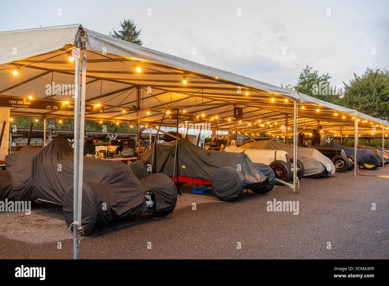 Settembre 2025 - nel paddock al primo semaforo del Goodwood Revival Foto Stock