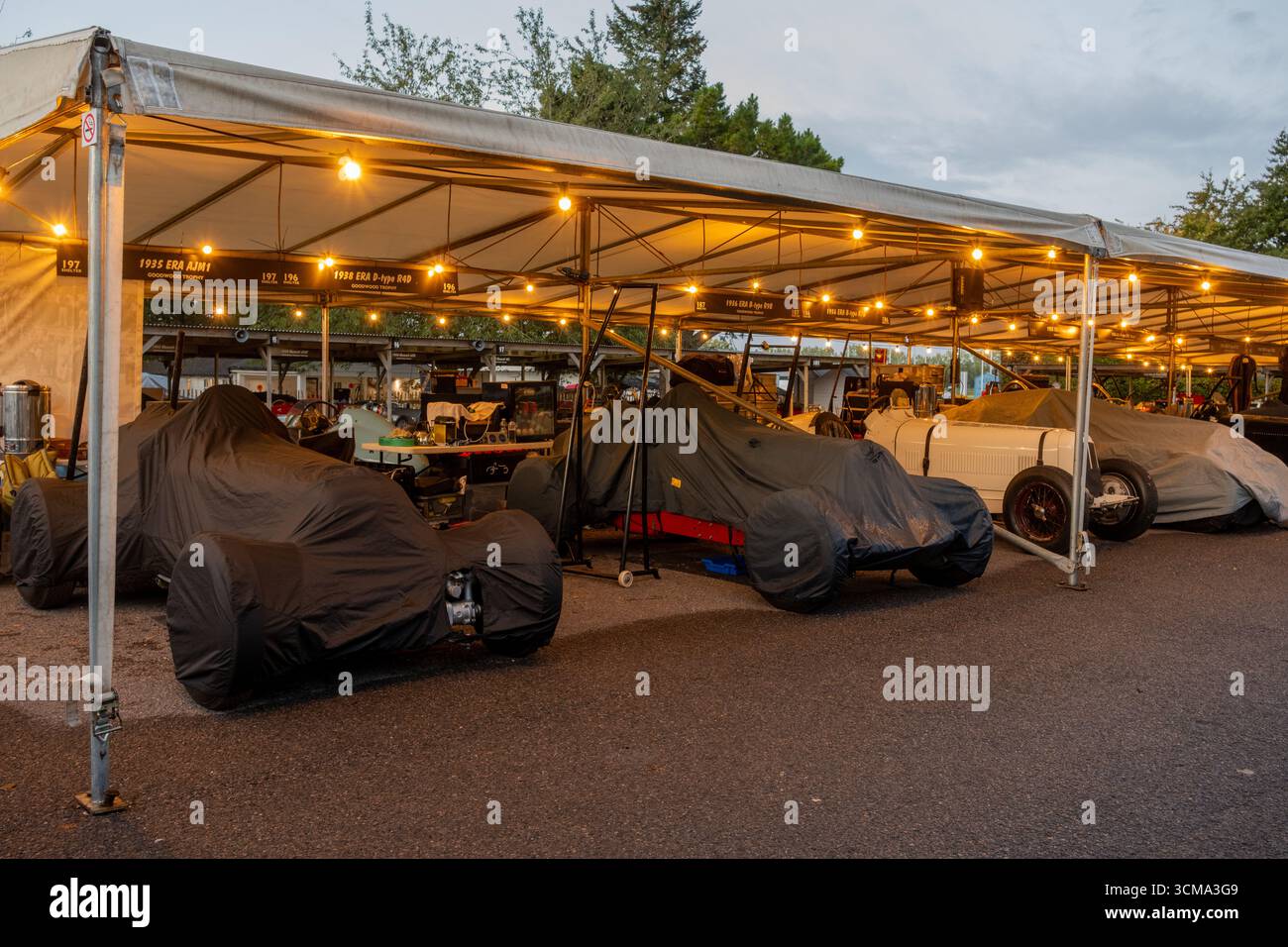 Settembre 2025 - nel paddock al primo semaforo del Goodwood Revival Foto Stock