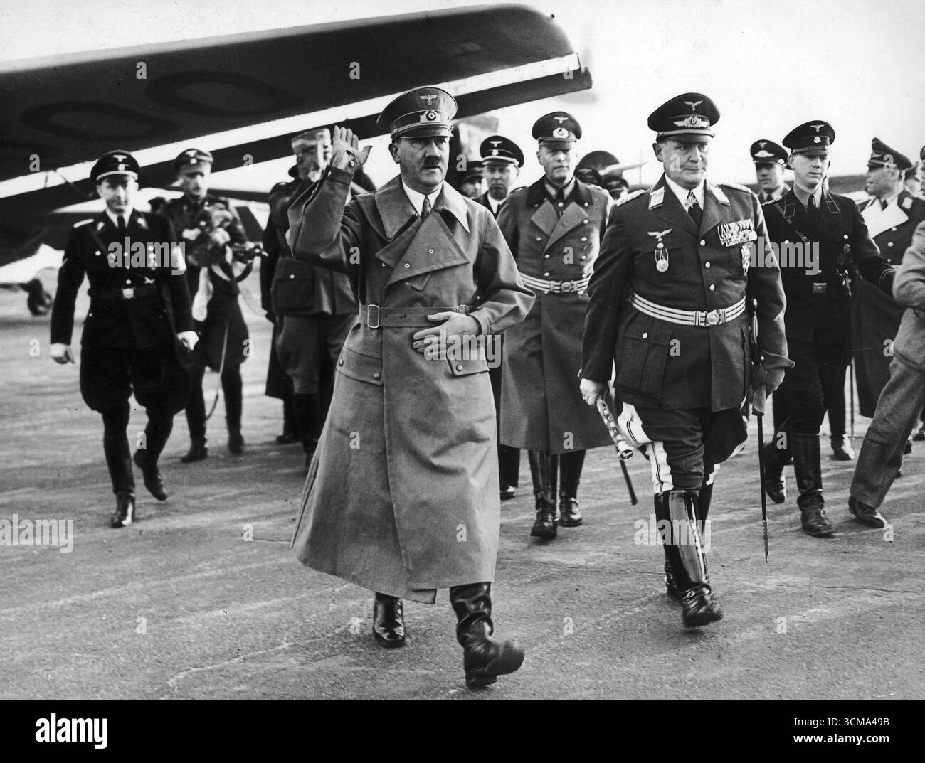Il ritorno del cancelliere del Reich Adolf Hitler e Hermann Goring all'aeroporto di Tempelhof, Berlino, 1938 Foto Stock