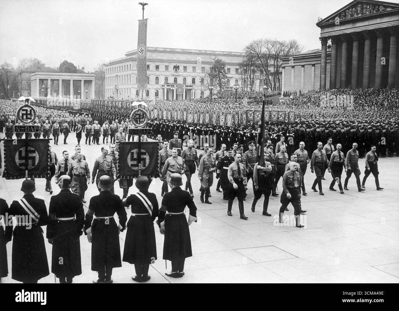 Un appello cerimoniale alla Royal Square. Sono visibili, tra gli altri cancellieri del Reich Adolf Hitler e il primo ministro prussiano Hermann Goering, 1938 Foto Stock