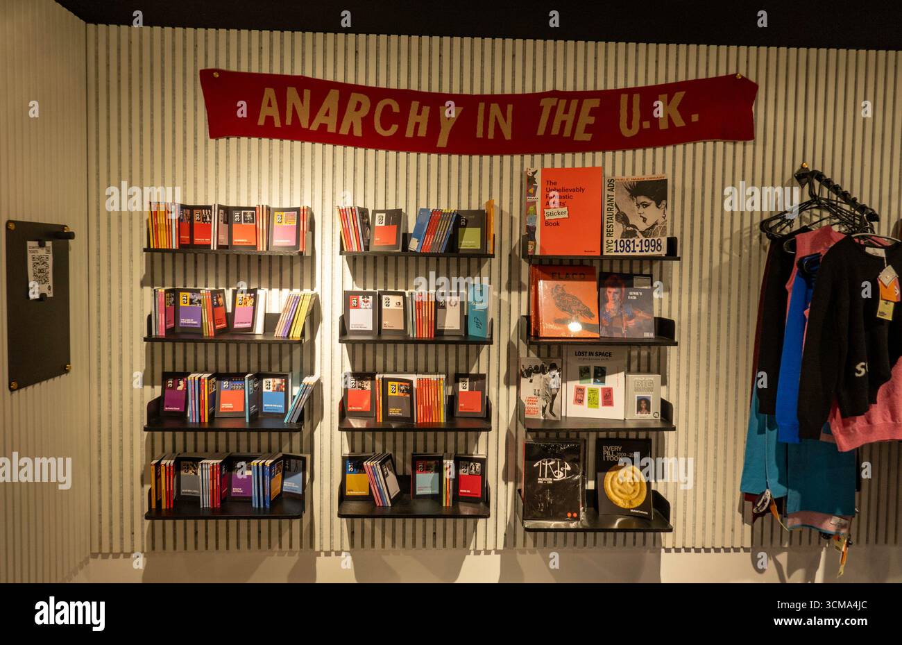 Rough Trade di seguito è un negozio di dischi al dettaglio situato nell'atrio del Rockefeller Center, 2025, New York City, USA Foto Stock