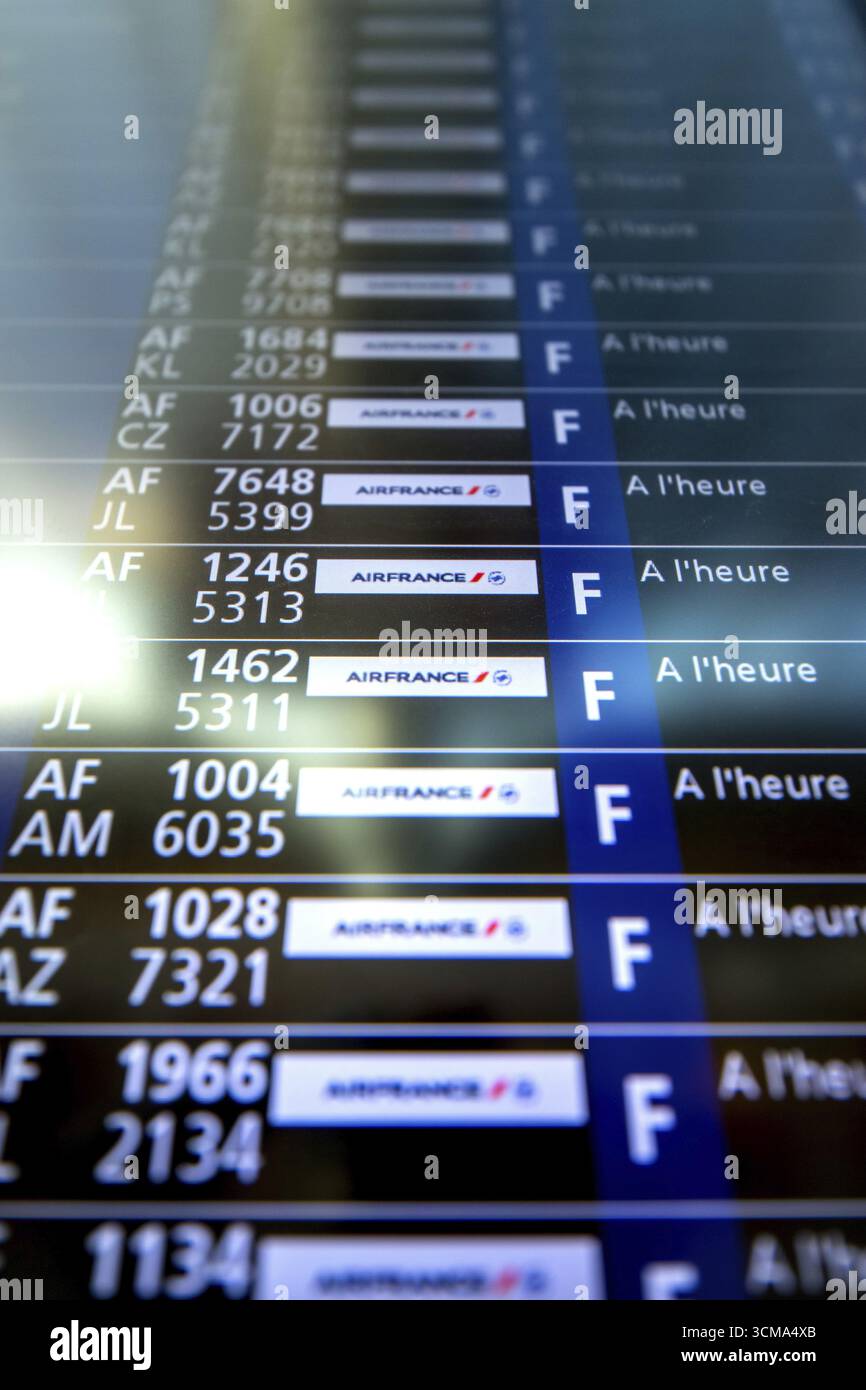 Display dei voli, display degli arrivi e delle partenze, voli AIRFRANCE, display dei voli, aeroporto CDG, Charles-de-Gaule, sala di transito, sala d'attesa, le me Foto Stock