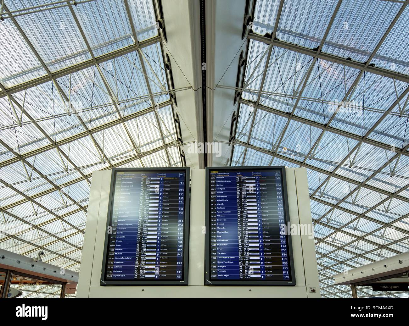 Display dei voli, display degli arrivi e delle partenze, voli AIRFRANCE, display dei voli, aeroporto CDG, Charles-de-Gaule, sala di transito, sala d'attesa, le me Foto Stock