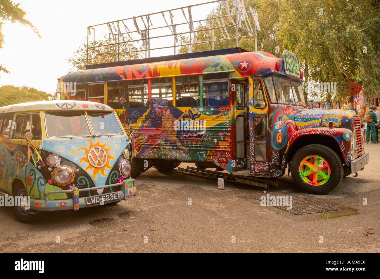 Settembre 2025 - lo scuolabus americano è stato convertito in un carro hippy con decorazione psichedelica al Goodwood Revival Foto Stock