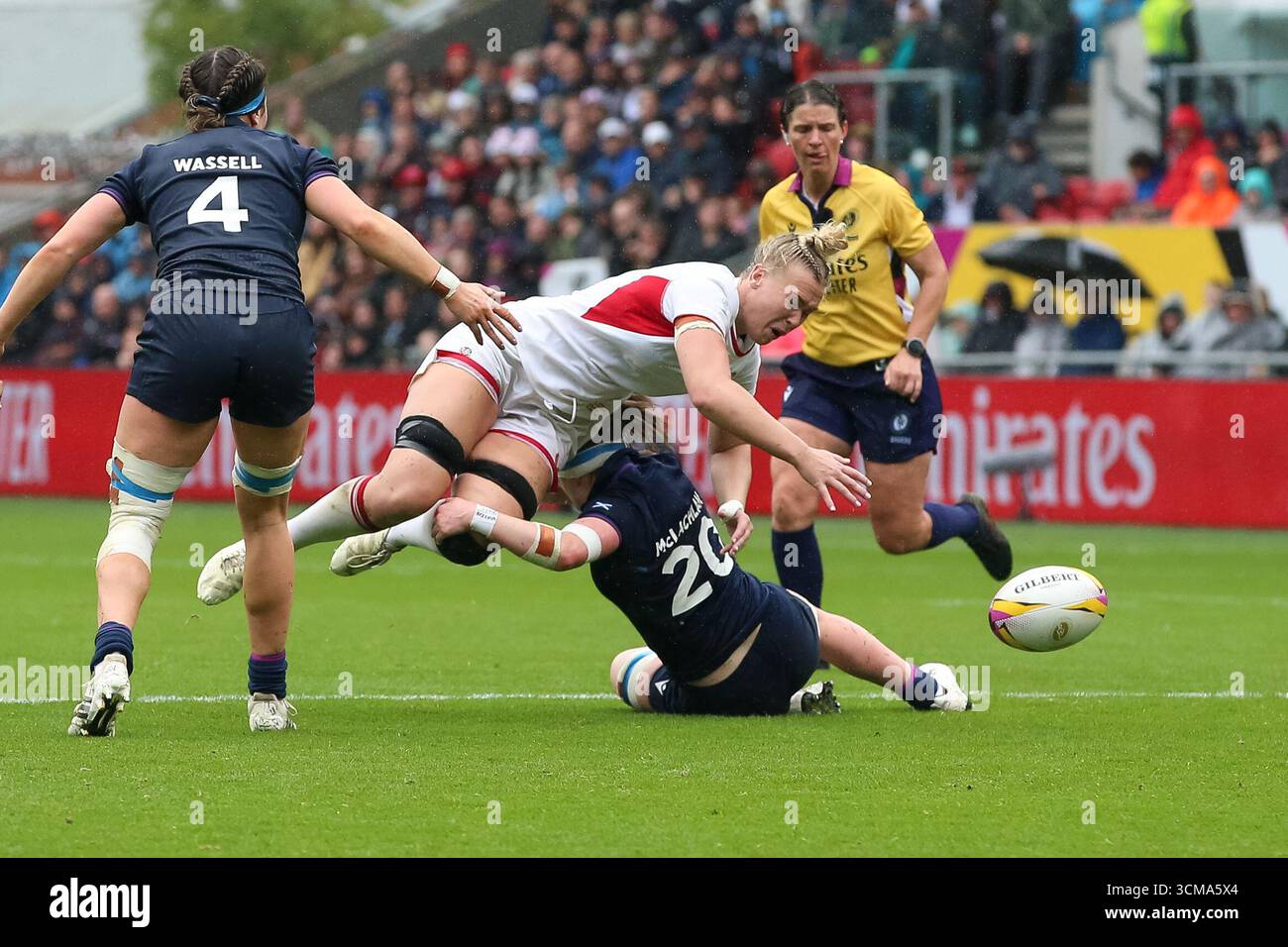 Bristol, Regno Unito. Domenica 14 settembre 2025. Nella foto da sinistra a destra: Rosie Galligan, dell'England Rugby, con Rachel McLachlan, della Scozia, alla partita di rugby Inghilterra (Red Roses) contro Scozia all'Ashton Gate Stadium. Crediti: Cat Goryn/Alamy Live News Foto Stock