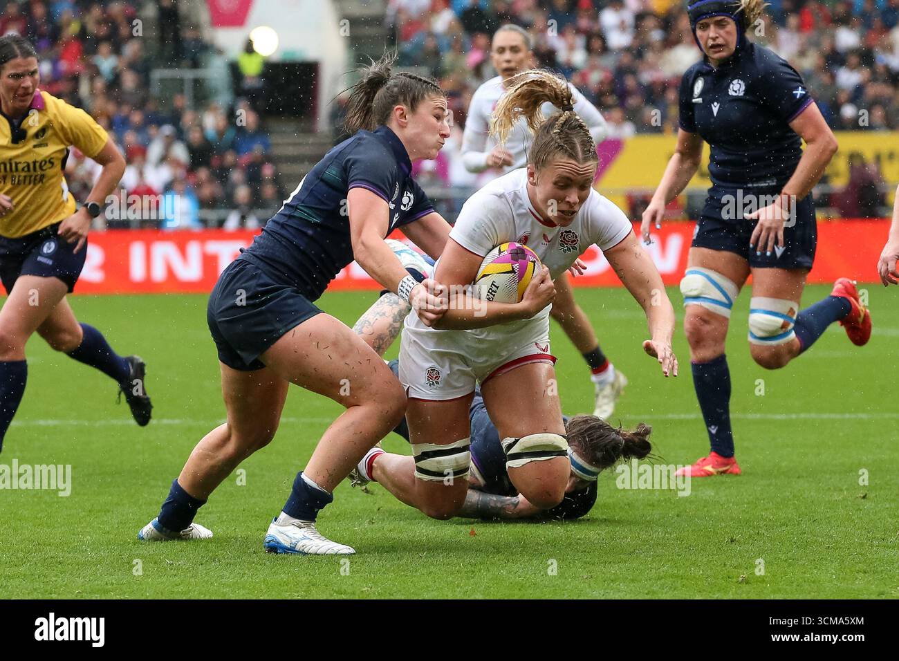 Bristol, Regno Unito. Domenica 14 settembre 2025. Nella foto da sinistra a destra: Helen Nelson della Scozia e Zoe Aldcroft dell'Inghilterra Rugby alla partita England Rugby (Red Roses) vs Scotland Rugby all'Ashton Gate Stadium. Crediti: Cat Goryn/Alamy Live News Foto Stock
