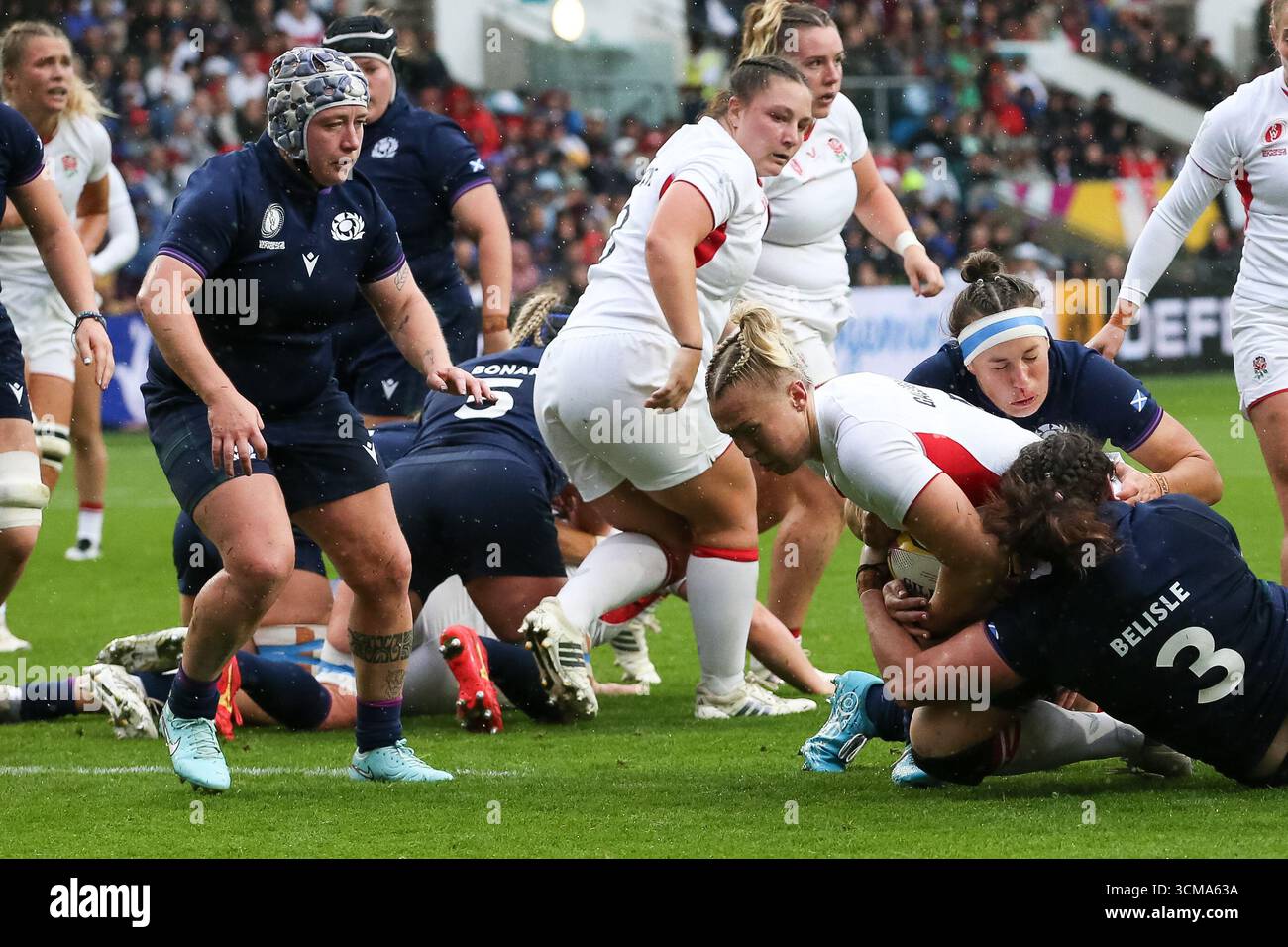 Bristol, Regno Unito. Domenica 14 settembre 2025. Nella foto da sinistra a destra: Christine Belisle della Scozia, Amy Cokayne e Rosie Galligan dell'Inghilterra Rugby alla partita England Rugby (Red Roses) vs Scotland Rugby all'Ashton Gate Stadium. Crediti: Cat Goryn/Alamy Live News Foto Stock