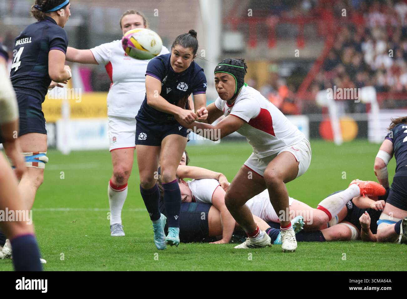 Bristol, Regno Unito. Domenica 14 settembre 2025. Nella foto da sinistra a destra: Caity Mattinson della Scozia con Sadia Kabeya dell'Inghilterra Rugby all'England Rugby (Red Roses) vs Scotland Rugby match all'Ashton Gate Stadium. Crediti: Cat Goryn/Alamy Live News Foto Stock