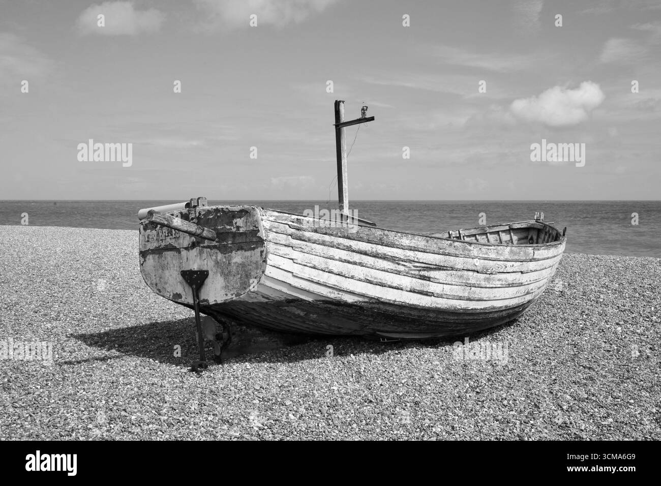 Il peschereccio abbandonato, ad Aldeburgh, nel Suffolk, Regno Unito. Foto Stock