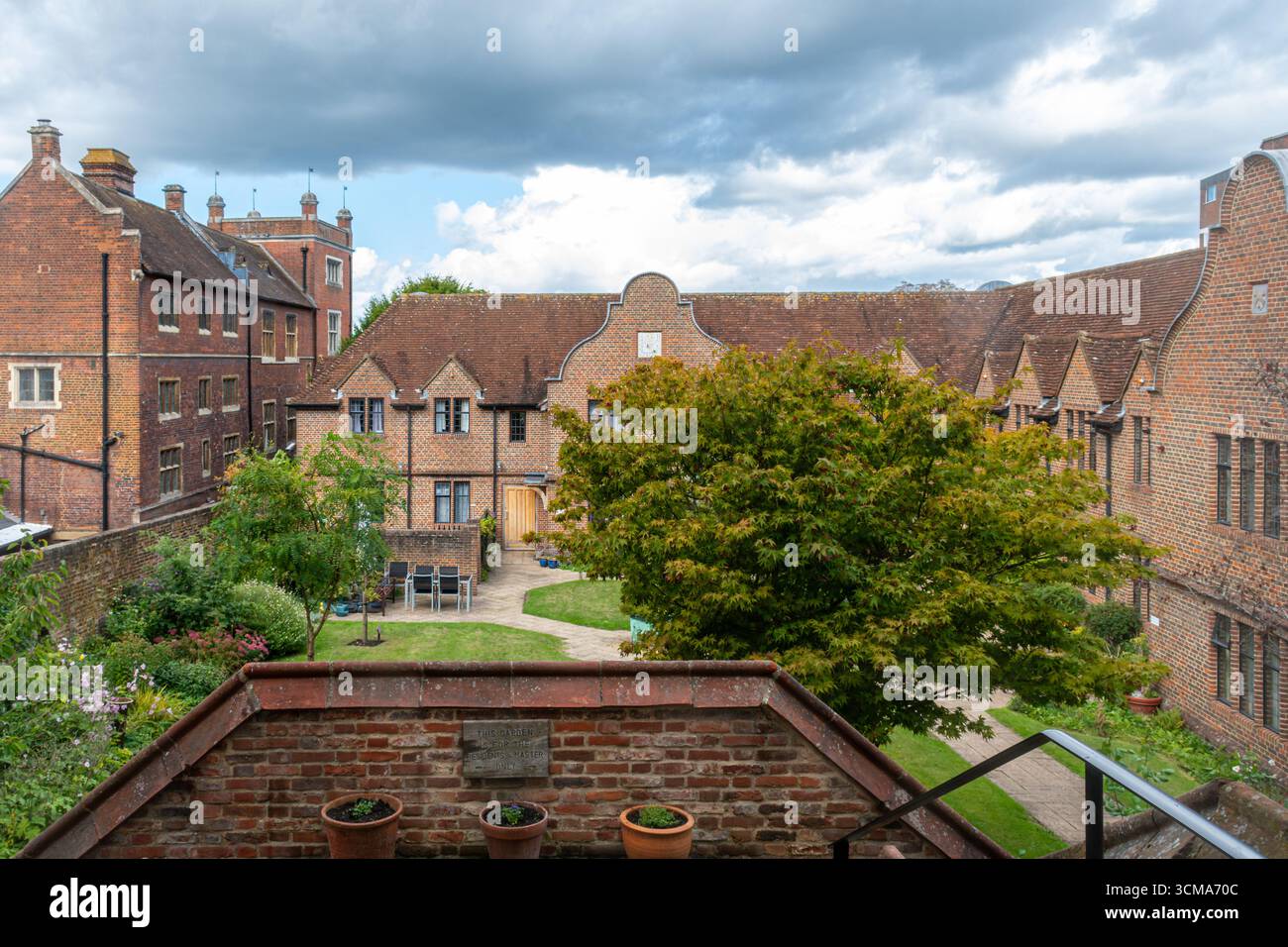 Vista del giardino dei residenti e dei nuovi appartamenti o case al George Abbot Hospital, Almshouses a Guildford, Surrey, Inghilterra, Regno Unito Foto Stock