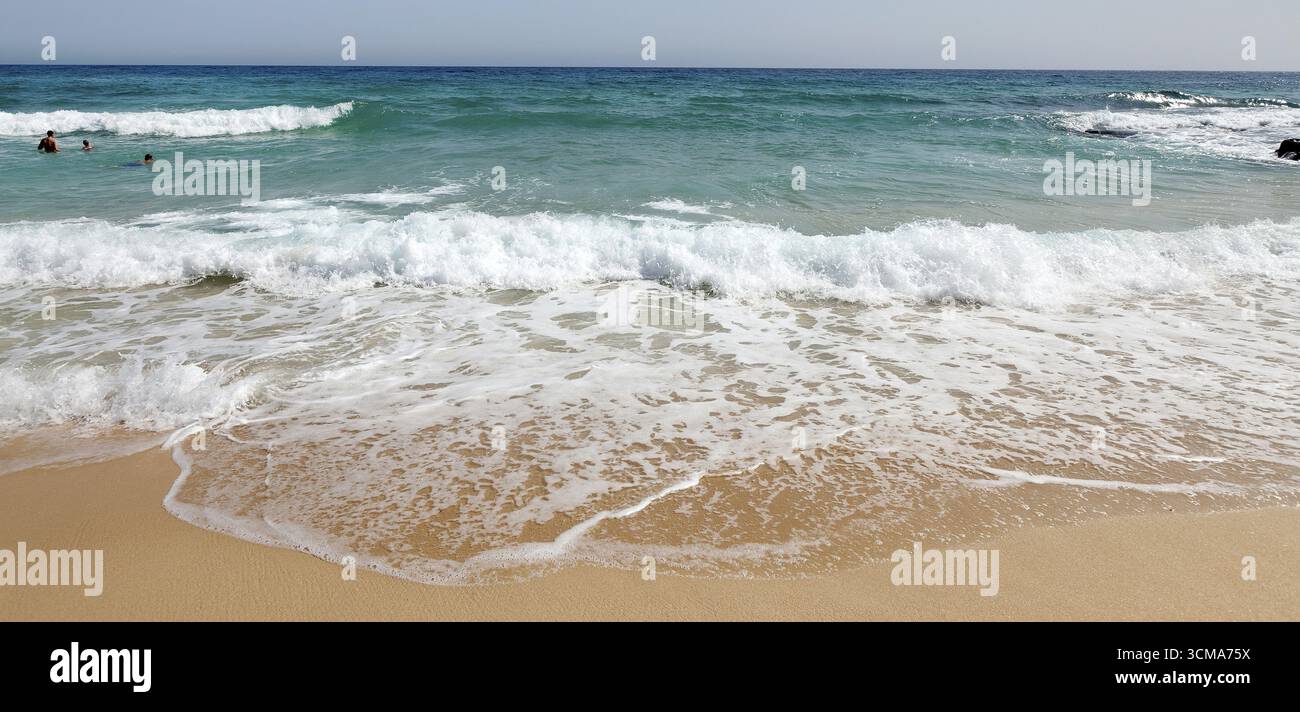 Starand, mare, bandiera rossa, bandiera di avvertimento, bandiera di avvertimento, divieto di balneazione, sottocorrente, pericolo, vita in spiaggia, onde, acqua, Isole Canarie, Isole Canarie, Spagna Foto Stock