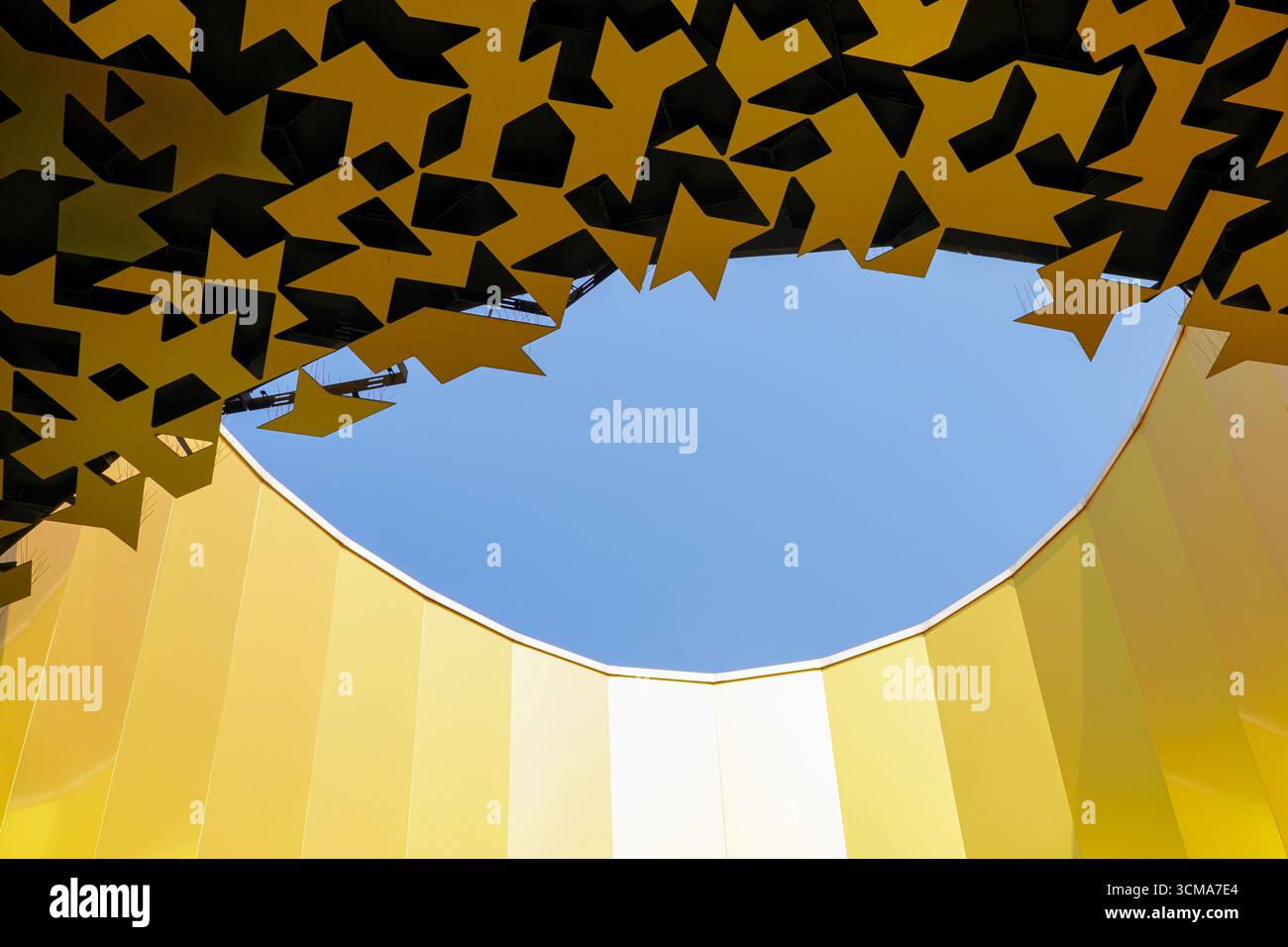 Casa della musica a Budapest, Ungheria, progettata da Sou Fujimoto, una splendida miscela di architettura e arte. Il suo soffitto mozzafiato unisce arte, tecnologia, suono, grafica, natura, e costruzione in perfetta armonia. Ogni sezione del soffitto ha una diversa disposizione delle aperture, consentendo a varie quantità di luce di penetrare e danzare attraverso la superficie. Foto Stock