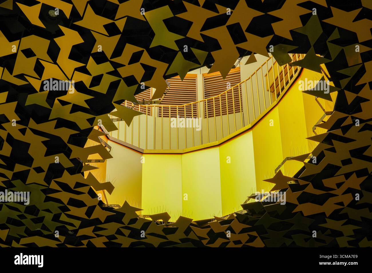 Casa della musica a Budapest, Ungheria, progettata da Sou Fujimoto, una splendida miscela di architettura e arte. Il suo soffitto mozzafiato unisce arte, tecnologia, suono, grafica, natura, e costruzione in perfetta armonia. Ogni sezione del soffitto ha una diversa disposizione delle aperture, consentendo a varie quantità di luce di penetrare e danzare attraverso la superficie. Foto Stock