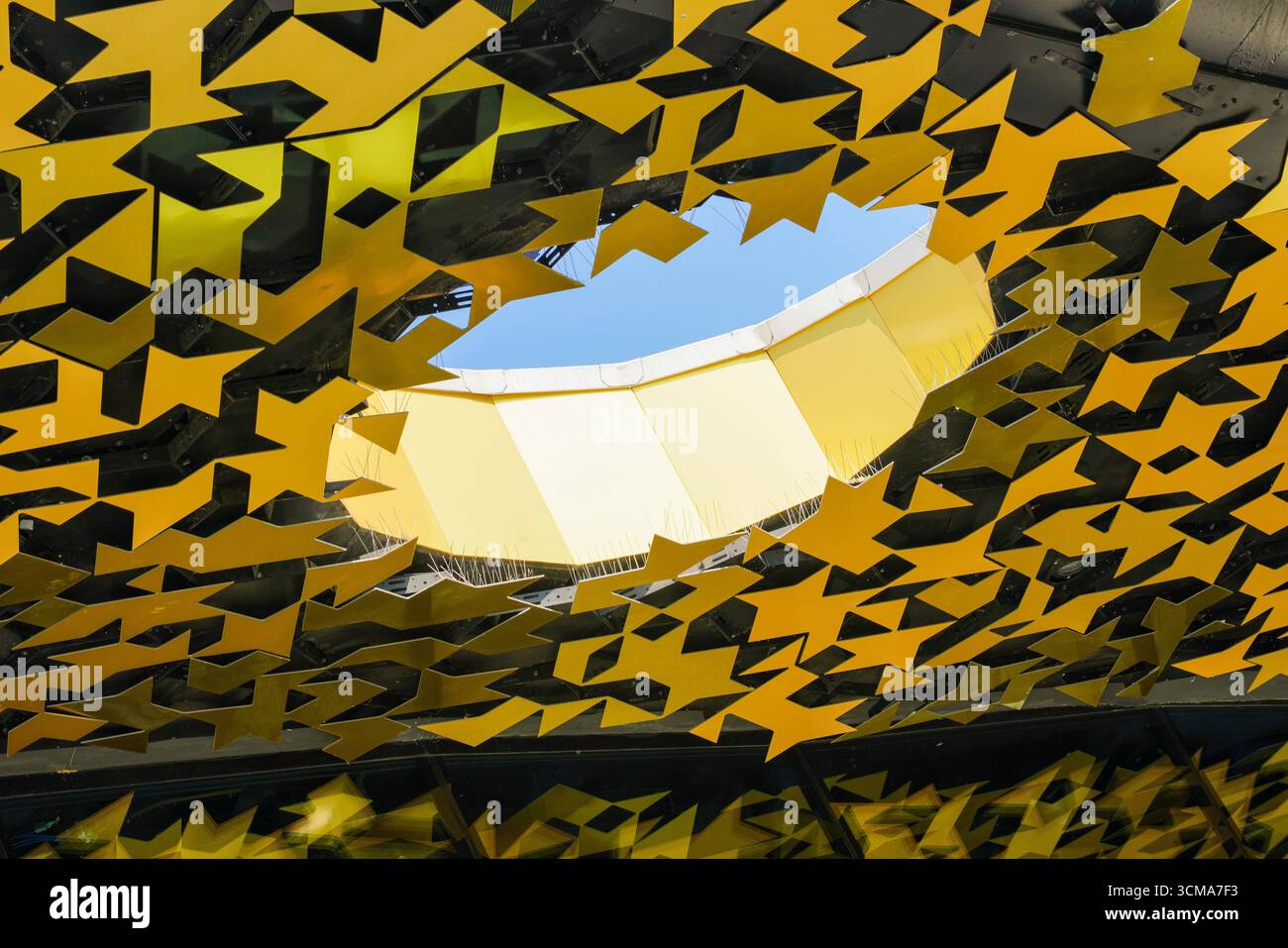 Casa della musica a Budapest, Ungheria, progettata da Sou Fujimoto, una splendida miscela di architettura e arte. Il suo soffitto mozzafiato unisce arte, tecnologia, suono, grafica, natura, e costruzione in perfetta armonia. Ogni sezione del soffitto ha una diversa disposizione delle aperture, consentendo a varie quantità di luce di penetrare e danzare attraverso la superficie. Foto Stock