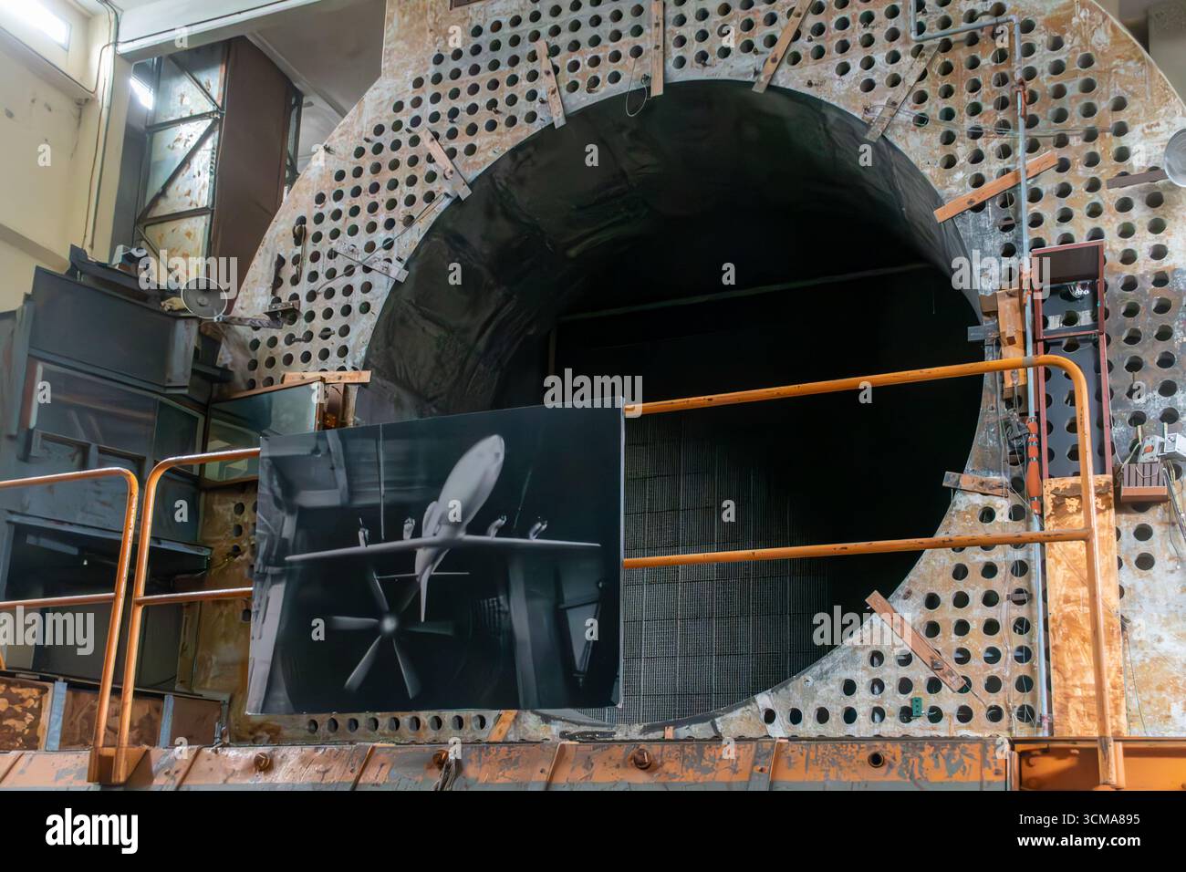 Tunnel del vento storico di 24 piedi di diametro nell'edificio Q121 della Royal Aircraft Establishment (RAE), per testare l'effetto del flusso d'aria sugli aeromobili, Farnborough, Regno Unito Foto Stock