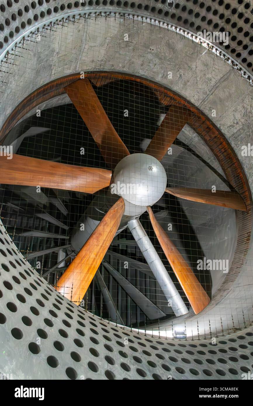 Tunnel del vento storico di 24 piedi di diametro nell'edificio Q121 della Royal Aircraft Establishment (RAE), per testare l'effetto del flusso d'aria sugli aeromobili, Farnborough, Regno Unito Foto Stock