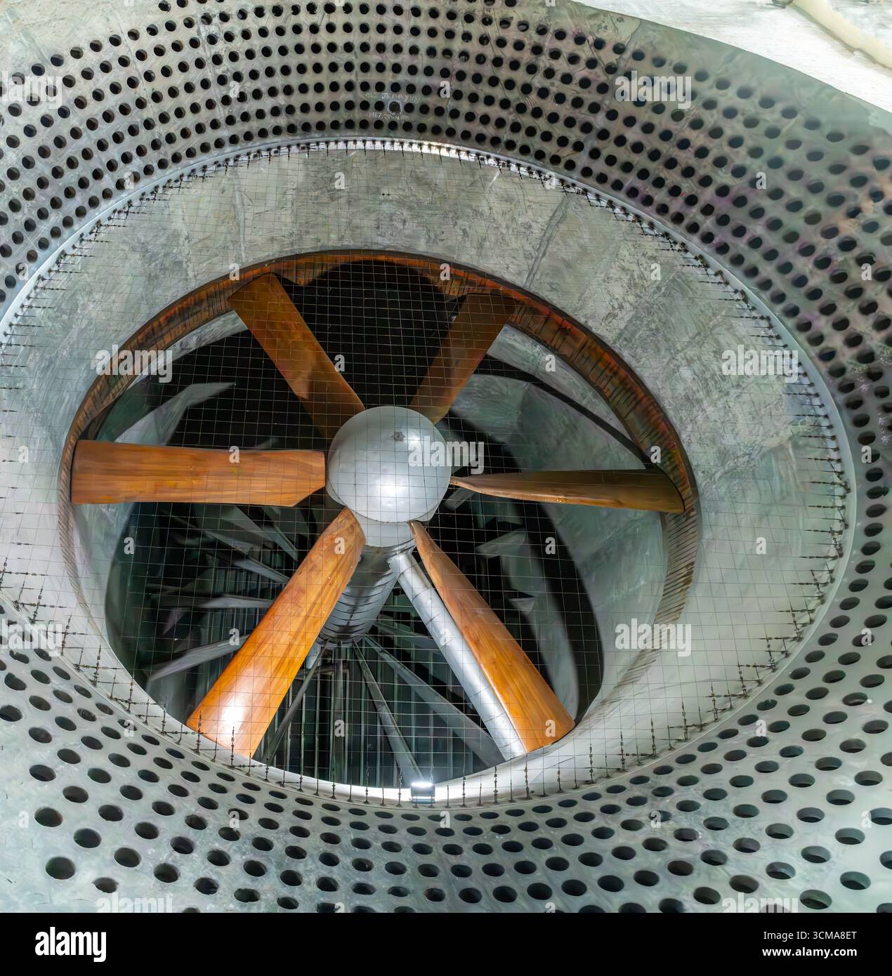 Tunnel del vento storico di 24 piedi di diametro nell'edificio Q121 della Royal Aircraft Establishment (RAE), per testare l'effetto del flusso d'aria sugli aeromobili, Farnborough, Regno Unito Foto Stock