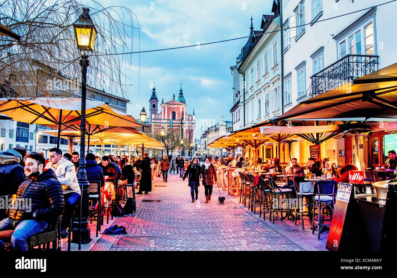 Persone che camminano di notte attraverso Lubiana Slovenia Foto Stock