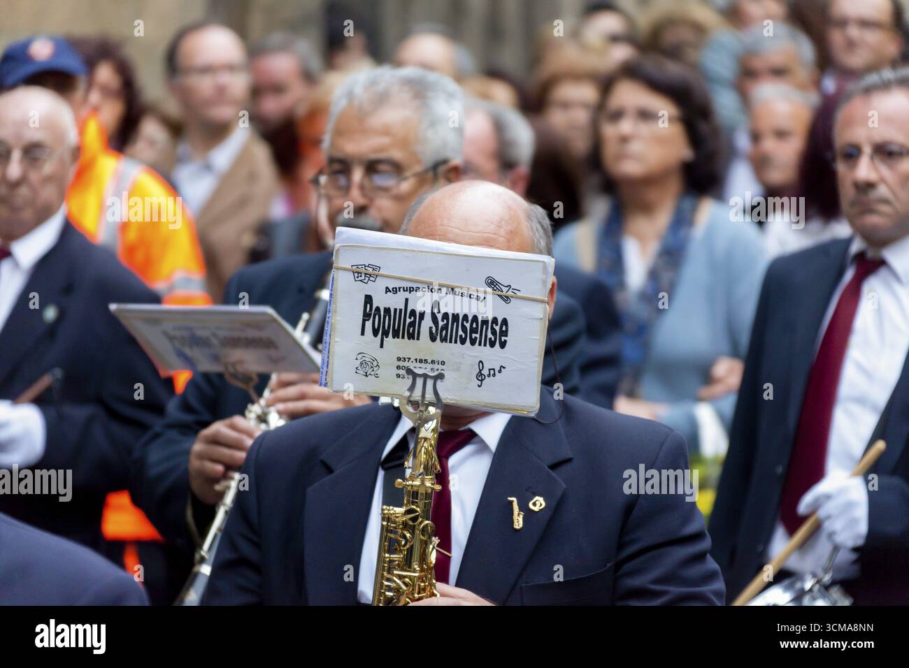 Musicista di ottoni con note di fronte al viso, precessione attraverso Barcellona, settimana Santa, Barcellona, tour della città, turismo, Catalogna, Spagna, Europa, Euro Foto Stock
