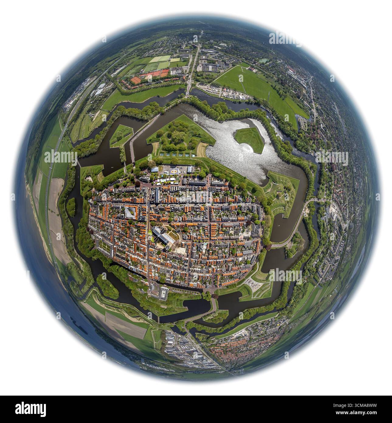 Bastione Oud Molen, VESTI DI NAARDEN, fortezza di Naarden con casa cittadina e chiesa, grande chiesa o chiesa di San Vito, fortezza medievale, città fortificata Foto Stock