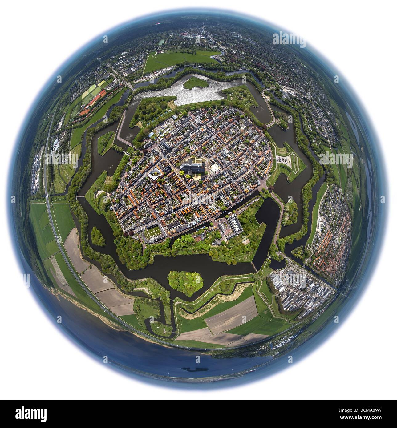 Bastione Oud Molen, VESTI DI NAARDEN, fortezza di Naarden con casa cittadina e chiesa, grande chiesa o chiesa di San Vito, fortezza medievale, città fortificata Foto Stock