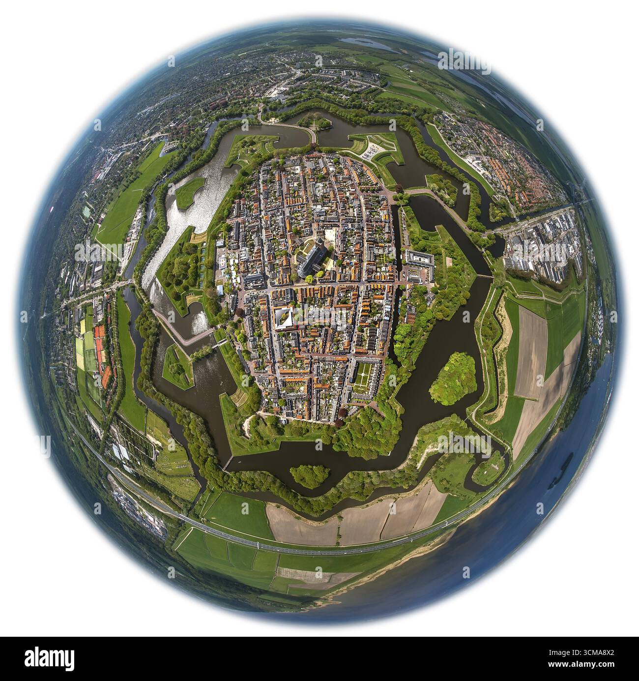 Bastione Oud Molen, VESTI DI NAARDEN, fortezza di Naarden con casa cittadina e chiesa, grande chiesa o chiesa di San Vito, fortezza medievale, città fortificata Foto Stock