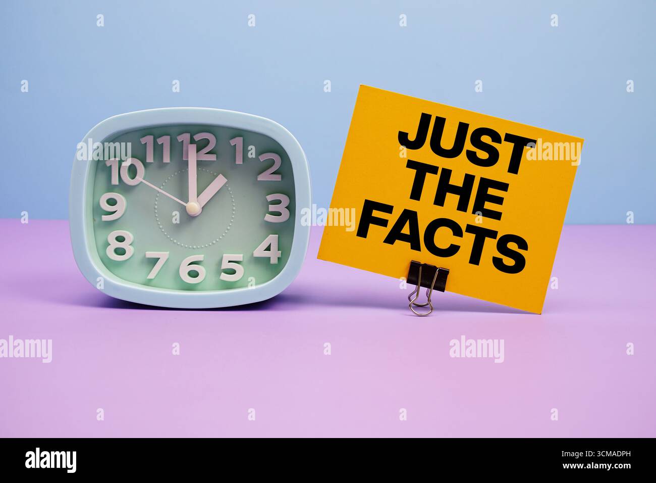 Solo il testo dei fatti e la sveglia su sfondo blu e viola Foto Stock