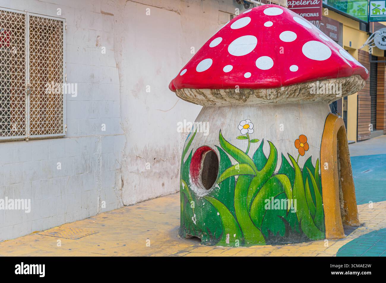 ALICANTE, SPAGNA - 18 GENNAIO 2023: "Via dei funghi" ad Alicante, Spagna, strada pedonale trasformata nel 2013 con una grande scultura di funghi colorati Foto Stock