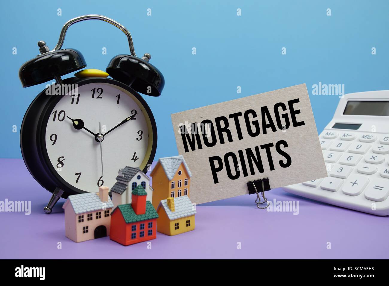 Frase punti ipoteca con Calcolatrice, sveglia, modello di case concetto finanziario immobiliare Foto Stock