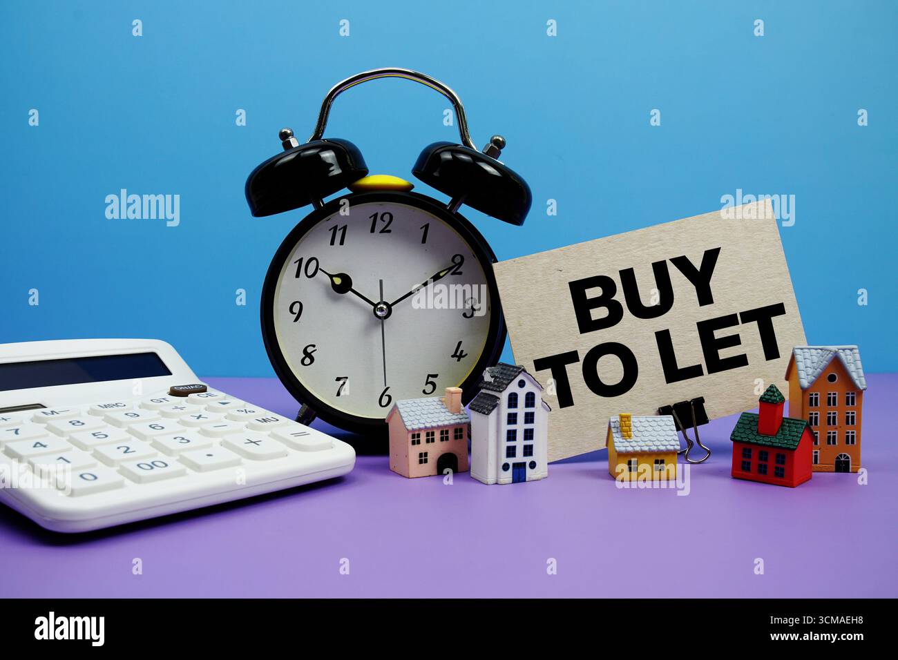 Frase "Buy to Let" con Calcolatrice, sveglia, modello Case concetto finanziario immobiliare Foto Stock