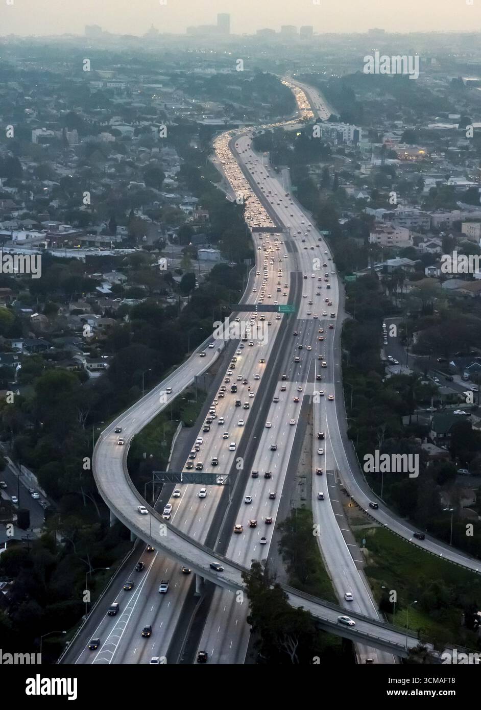 Traffico serale sulla superstrada 405, Interstate 405, Los Angeles, Los Angeles County, California, USA, Stati Uniti, vista aerea, vista dall'alto, fotogr Foto Stock